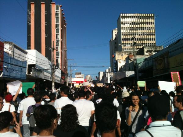 Estudantes protestam pacificamente pelas ruas do centro