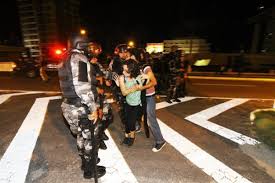 Polícia deveria tratar #RevoltadoBusão como tratou #CombustivelMaisBaratoJá e o Revalida Sim