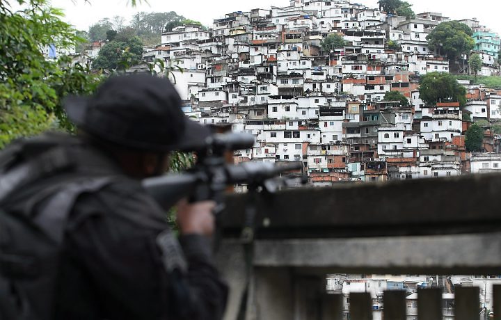 Enquanto isso, lá na favela…