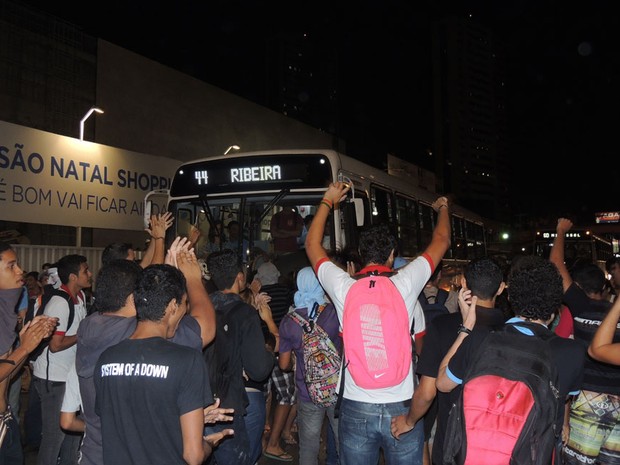 #RevoltadoBusão: todo apoio aos manifestantes