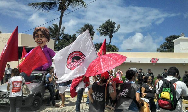 Sobre autoritários (pseudo) progressistas e a pequena política de ocupação da casa da governadora