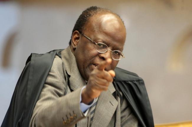 Pelo twitter, Joaquim Barbosa exige que Dilma demita ministro da justiça