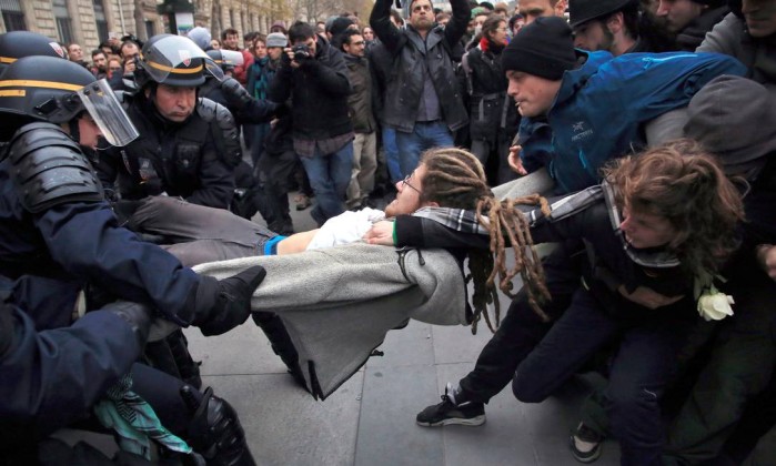 VÍDEO MOSTRA A REPRESSÃO POLICIAL SOBRE ATIVISTAS NA CONFERÊNCIA DO CLIMA EM PARIS