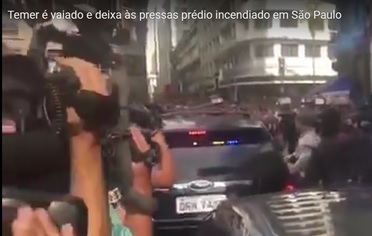 Carro de TEMER é ATINGIDO por CHUTES, CONES E SAPATOS de POPULARES que estavam próximo ao prédio incendiado em SP.